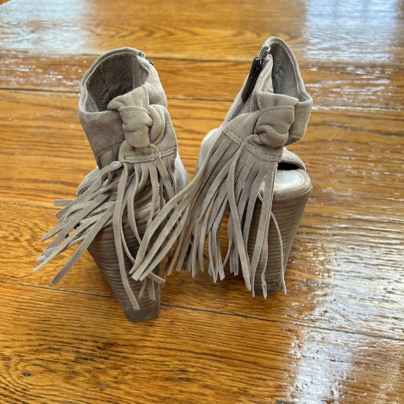 Vince Camuto Kyleena style fringe booties.  Zip side. Clunky 4” heel. Size 7.5 - Picture 2 of 10